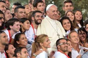 Papa Francisco-rodeado-de-jovenes